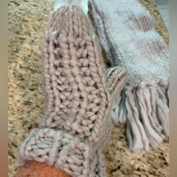 NWT 2 Pc Set Universal Thread Hand Knit Chunky Braided Scarf & Mittens OS - Picture 9 of 11